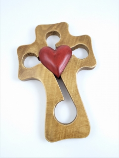Dřevěný kříž na zavěšení se plným srdcem v červené barvě