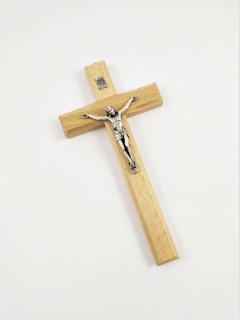 Kříž světlý s ozdobnými hranami a s Kristem stříbrný 17,5  x 8,5 cm