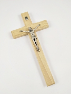 Kříž světlý s ozdobnými hranami a s Kristem stříbrný 20,5 x 10 cm