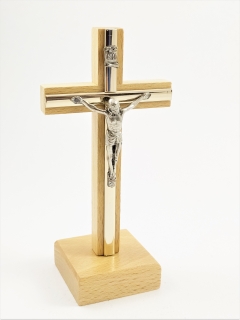 Dřevěný kříž hsvětlý na postavení s Kristem a stříbrným "lemováním" 15 x 7,5cm